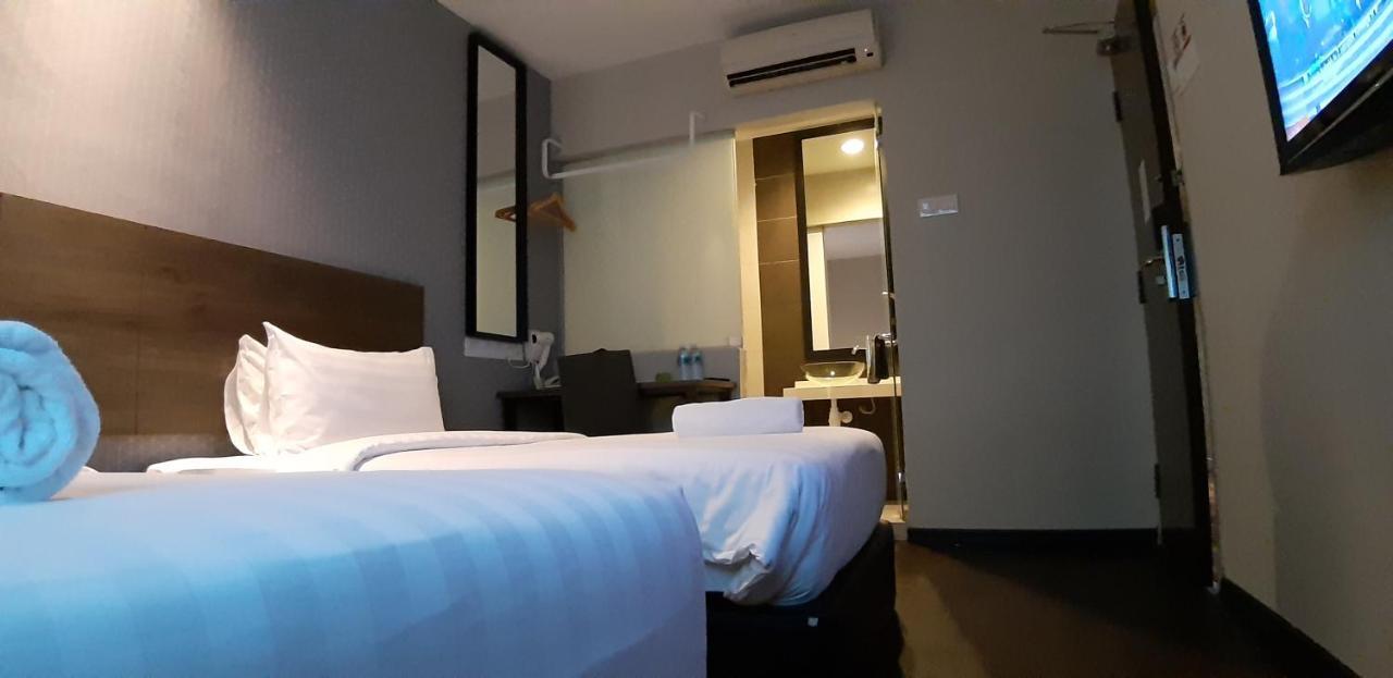 Miico Hotel @ Mount Austin جوهر بهرو المظهر الخارجي الصورة